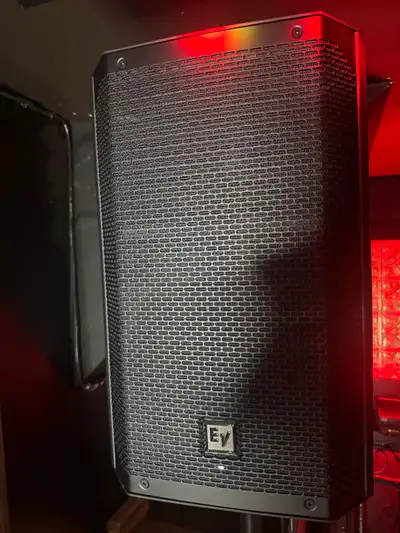 Je vends un système de son Electro-Voice ELX200, en parfait état de marche, incluant une table de mi...