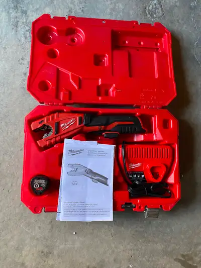 Milwaukee (2471-21) M12 12V Li-Ion cordless copper tubing pipe cutter kit come with battery and char...