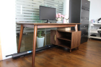 Work desk with storage/Bureau de travail avec rangement