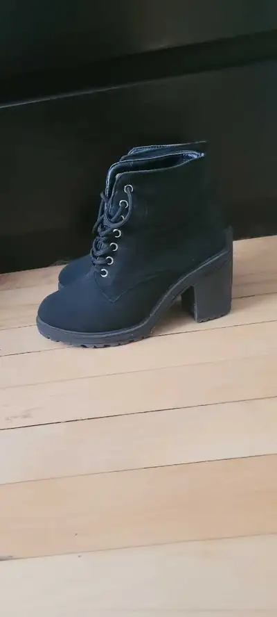 Bottes à talon grandeur 7, View more