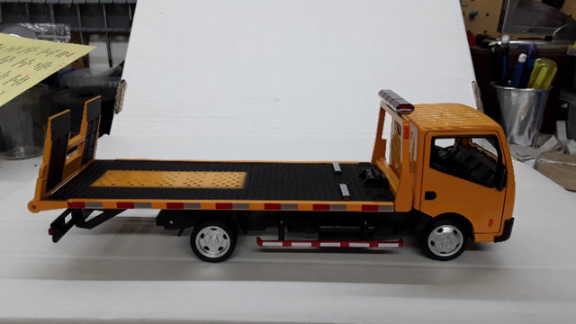 Modèle réduit 1/32 camion plate forme. dans Jouets et jeux  à Saint-Hyacinthe