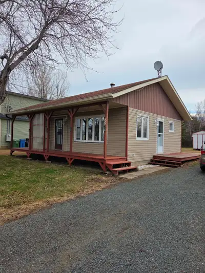 Maison 24x30 avec garage 16x24 aussi Remise à bois. **Vue partielle sur la grande rivière Tracadie.*...