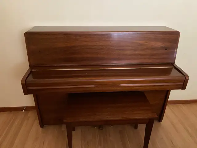 Yamaha upright piano 572869574604236802