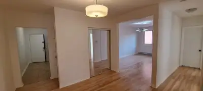 Large 41/2 in front of M.Plamondon, Hot water is included