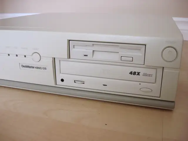 Vintage retro gaming PC - Samsung Deskmaster 486C computer in Desktop Computers in Edmonton - Image 4