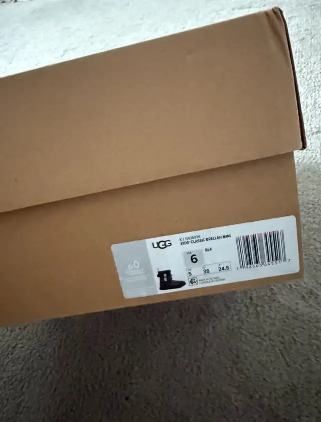 UGG Kids Boots in Kids & Youth in Oakville / Halton Region - Image 5