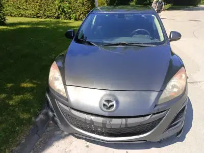 Mazda 3 Gris foncé, un seul propriétaire. Bien entretenu. Viens avec 4 pneu hiver(presque fini) et 4...