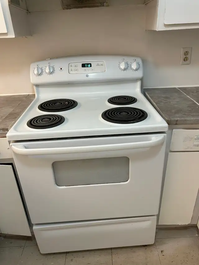 Réfrigérateur Frigidaire 30 pouce, cuisinière Whirlpool à vendre in Refrigerators in City of Montréal - Image 4