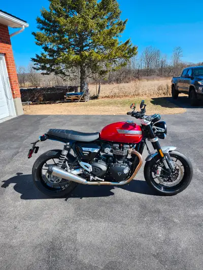 Excellent condition, new rear tire installed at 8500km,british customs cat delete cross over pipe in...