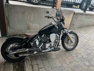 Je vends ma Yamaha V Star 1100cc en bonne état. Cette moto est idéale pour les balades en ville . El...