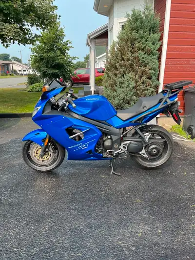 Faites votre offre! Triumph Sprint 1050 ST puissante et très plaisante à conduire. Elle est en excel...