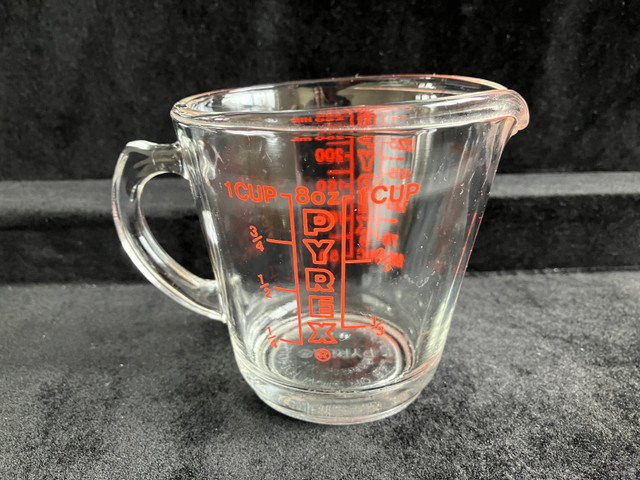 Vintage Pyrex 1-Cup Measuring Cup #508 with Red Lettering  dans Vaisselle et articles de cuisine  à Ville de Montréal - Image 3