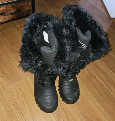 Bearly used womans winter boot, Size: 7 if your interested please contract me.