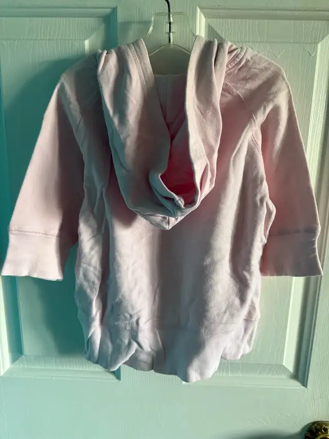 Levi’s pink girl’s short sleeve hoodie  in Kids & Youth in Markham / York Region - Image 3