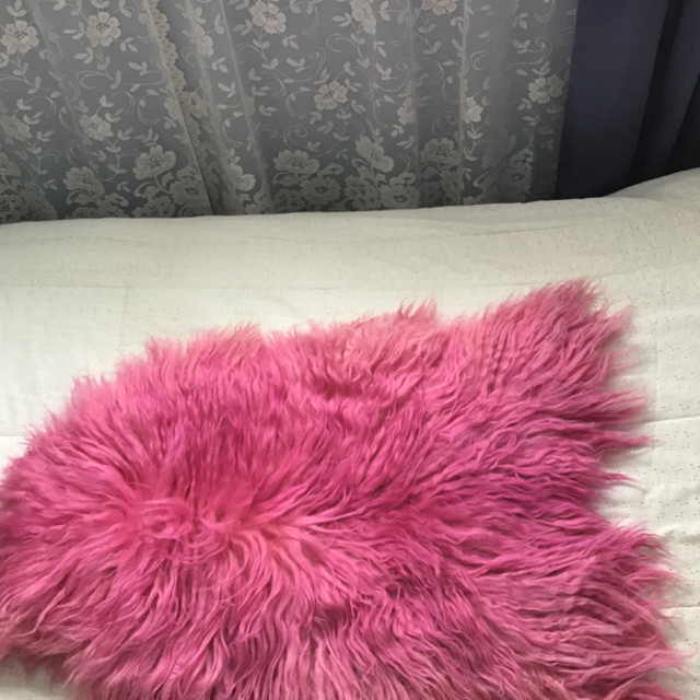 Genuine Sheepskin Rug /Throw 2.5’x3’ colour rose in Home Décor & Accents in Winnipeg - Image 2