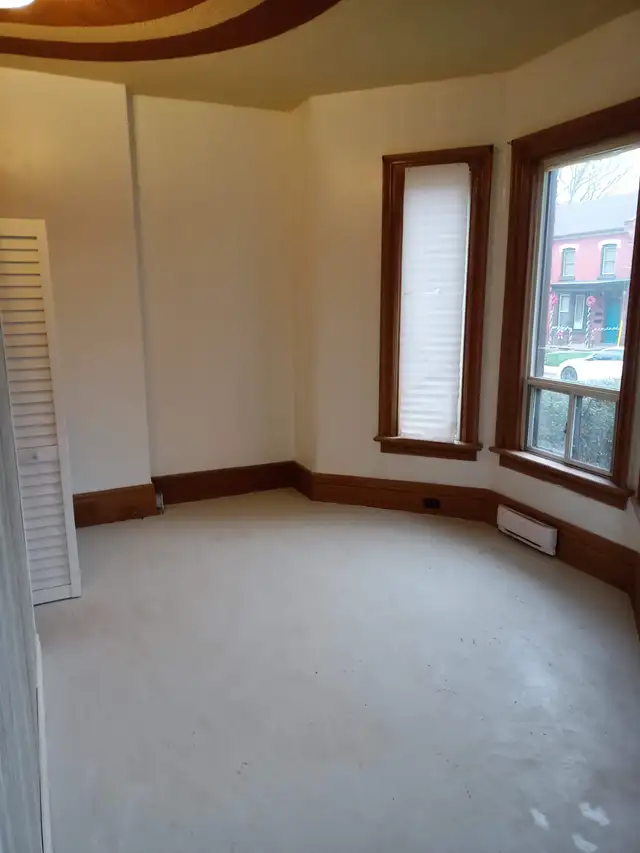2 Level 1 bedroom with yard/all utilities/5 appliances