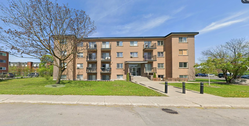 Grand 5 ½ avec entree laveuse et secheuse, portes patios, locker, patio est escalier devant le salon...