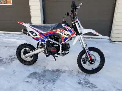 MOTOCROSS BSE BOSUER COMPÉTITION 140 ''NEUF'' Moteur 140cc 4 temps 12HP Transmission manuel 4 vitess...