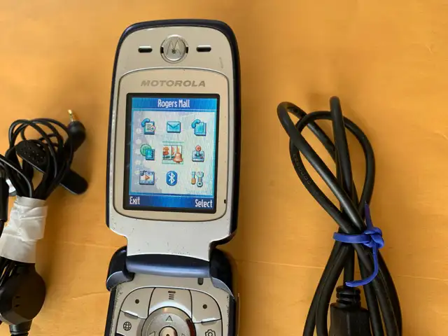 Motorola V360 Original GSM Flip Mobile Phone-Bluetooth-Unlocked in Cell Phones in City of Toronto - Image 3