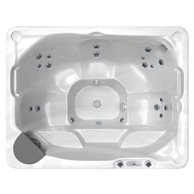 Beachcomber 5 person hot tub. 2021. Energy efficient  in Other in Calgary - Image 3