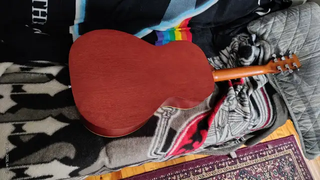 art & lutherie ami spruce burgandy 3/4 in Guitars in Sherbrooke - Image 3