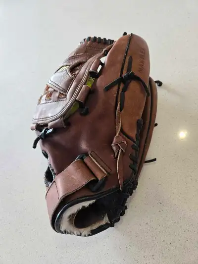Moving sale... I'm selling a well cared for Mizuno baseball glove. This glove has been comfortably b...