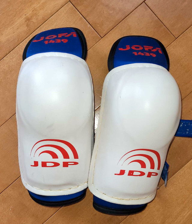 Adult Hockey Equipment in Hockey in Markham / York Region - Image 3