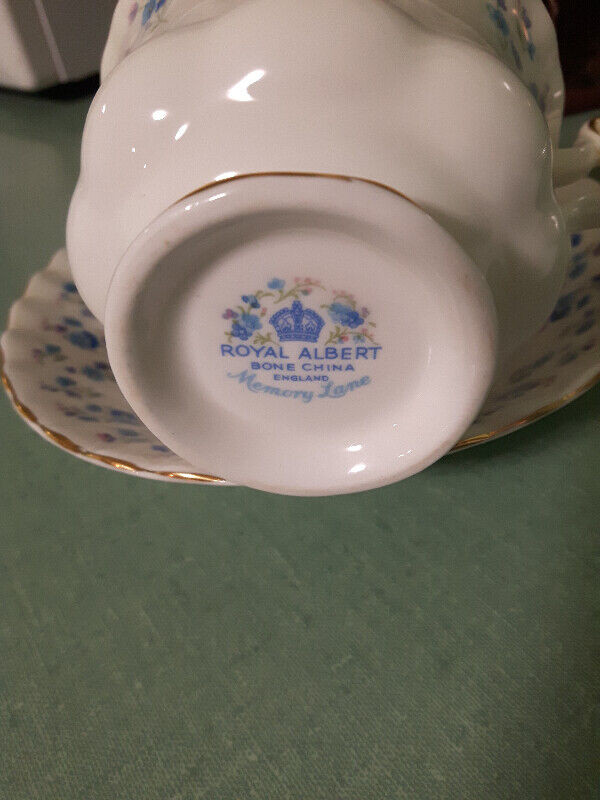 Vintage Royal Albert Memory Lane Tea Cup & Saucer in Arts & Collectibles in Edmonton - Image 3