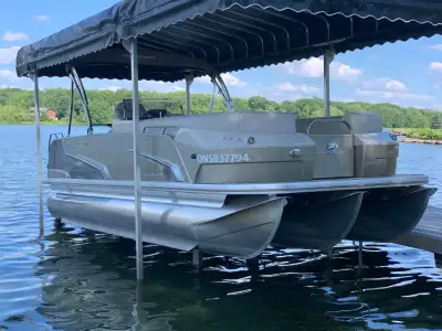 Naylor 10000 lb hydraulic boat lift with full canopy. Solar powered power pack, with remote control....