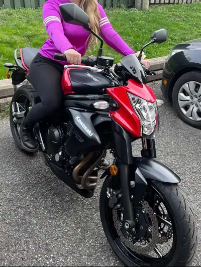 Kawasaki ER-6N 2013 650cc Moto appartenant à ma femme, utilisé une demi-saison seulement. Deuxième p...