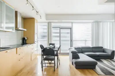 Welcome to this bright and modern unit located in the highly sought‑after ICE Condominiums at 14 Yor...