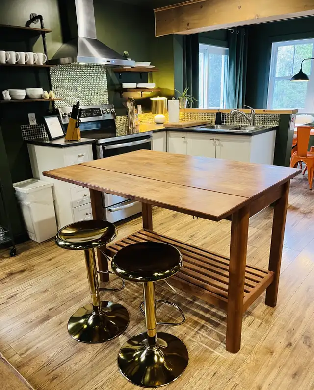 enchanting cottage on Fiddler Lake in Quebec in Canada - Image 9