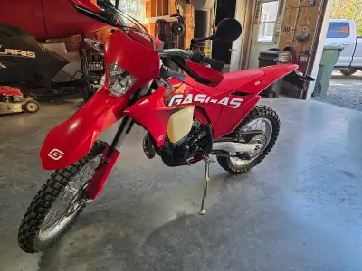 Gasgas 500 es 2024, pareil a un ktm, la moto est neuve, seulement 333 km de route, même pas encore l...