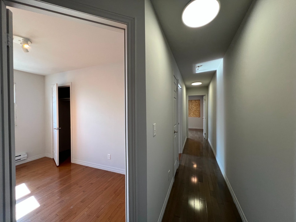 LARGE 3 BDRM RENO – BRIGHT - well Appointed** 5