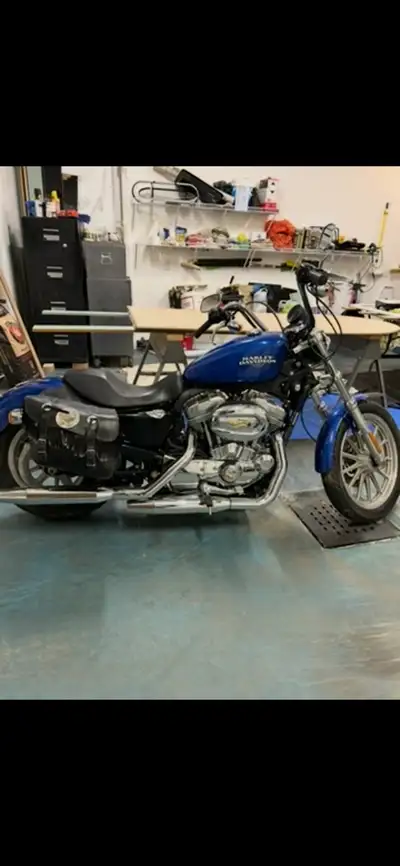 Harley Davidson sporter 883 2300km presque pas de millage Très Belle Moto. Très peu utilisé A toujou...