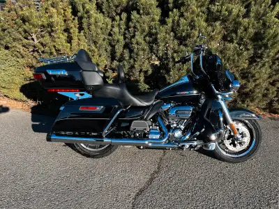 2017 Ultra Limited 30,000kms lots of extras. 12” Yaffe Bars, Stage 2 Reinhart exhaust, Rush Headers...