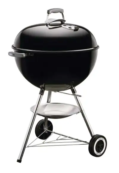 Découvrez ce barbecue Weber classique, idéal pour vos grillades estivales. Ce barbecue à charbon est...