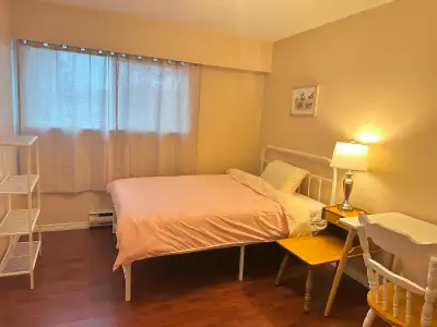 [July 1st] Spacious room near Commercial