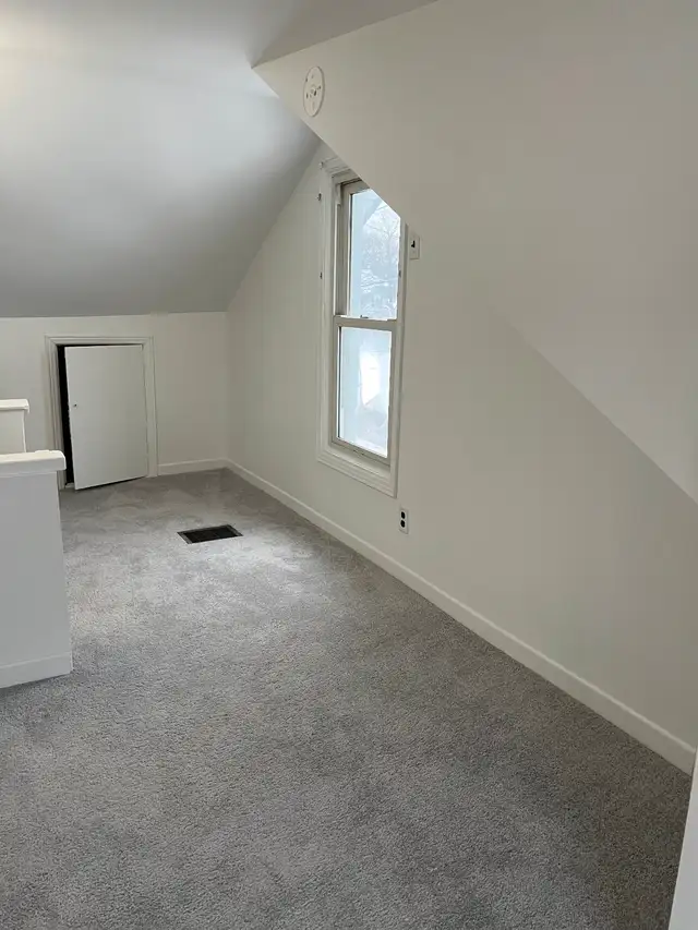 Roommate Wanted in Oshawa in Room Rentals & Roommates in Oshawa / Durham Region - Image 7
