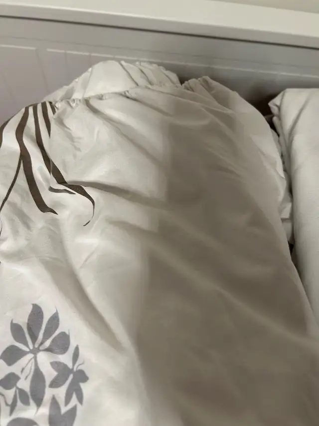 White Floral and Leaf Pattern bedding set (Queen size) in Bedding in Mississauga / Peel Region - Image 3