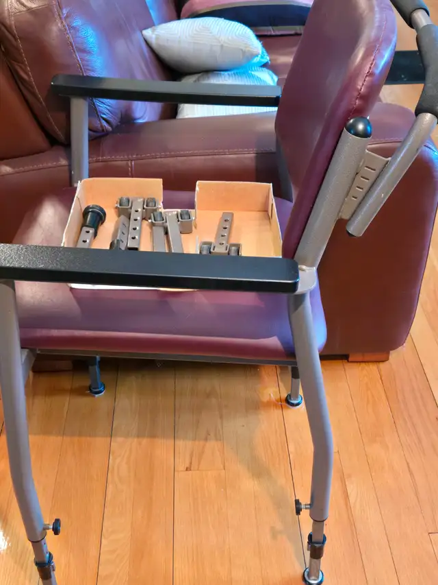 Fauteuil médical, utilité LPA U-120-C1 in Health & Special Needs in Trois-Rivières - Image 4