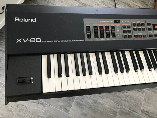 Roland XV-88 Synth Piano Hammer-Action 128-Voice Expandable dans Pianos et claviers  à Lac-Saint-Jean - Image 3
