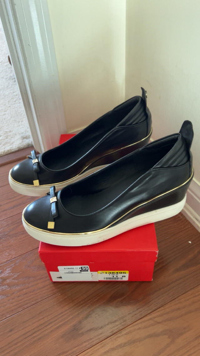 Women’s black with gold wedge pumps in Women's - Shoes in Barrie - Image 3