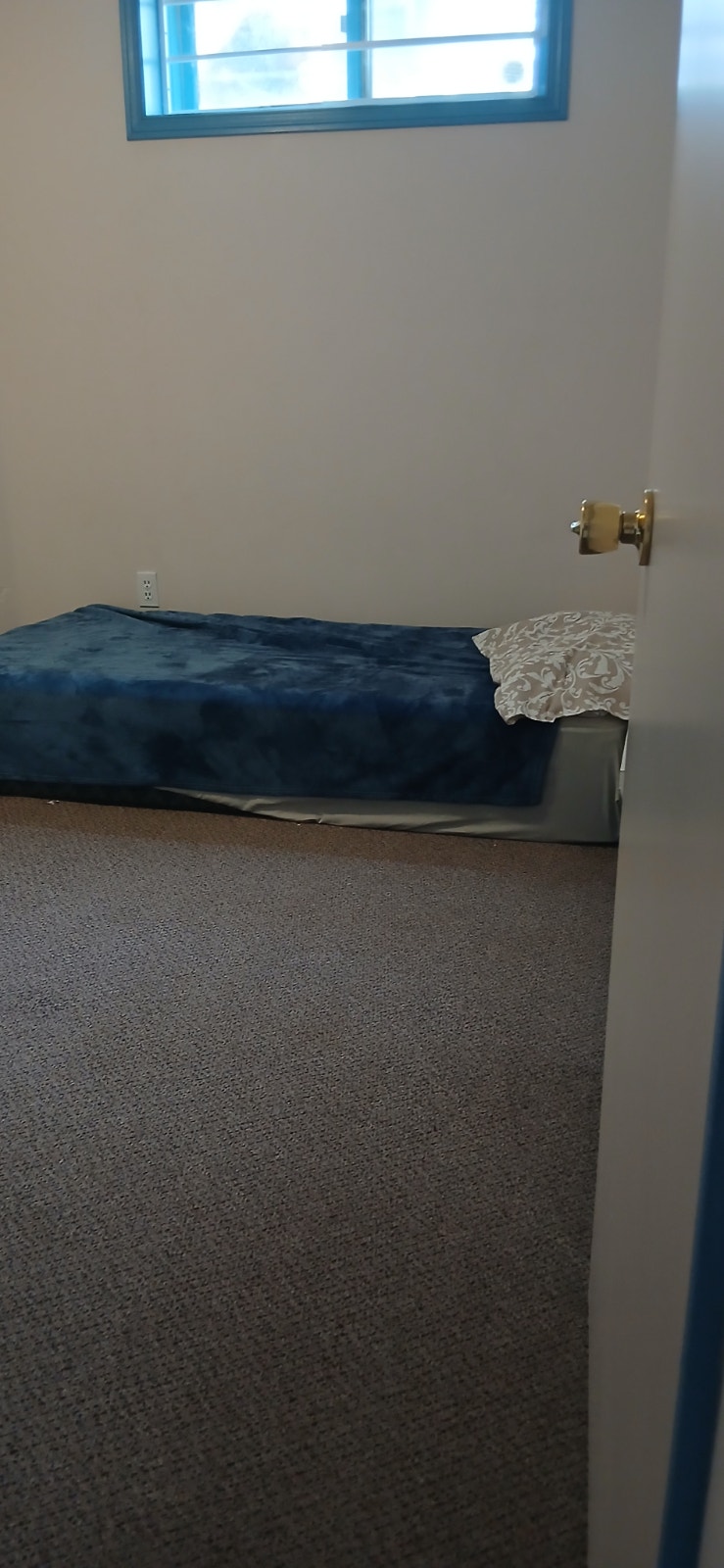 2 bedrooms, very spaciouse living area. Washer & drier in unit 4