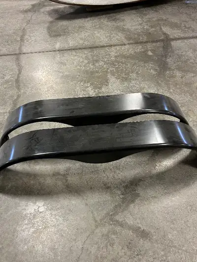 Une paires d'ailes en aluminium neuf jamais utilisé de couleur noir dimension 68''x9'' de largeur ne...