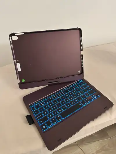 This is a Bluetooth keyboard case that works with ipad pro 10.5, iPad air 10.5, and iPad models 10.2...