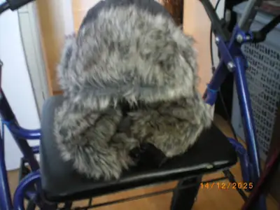 Casque en fourrure unisexe neuf., View more