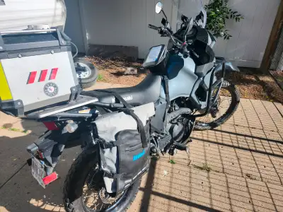 Well equipped KLR. Includes crash bars, top case, luggage racks, dirtracks bags, tank bag, windshiel...