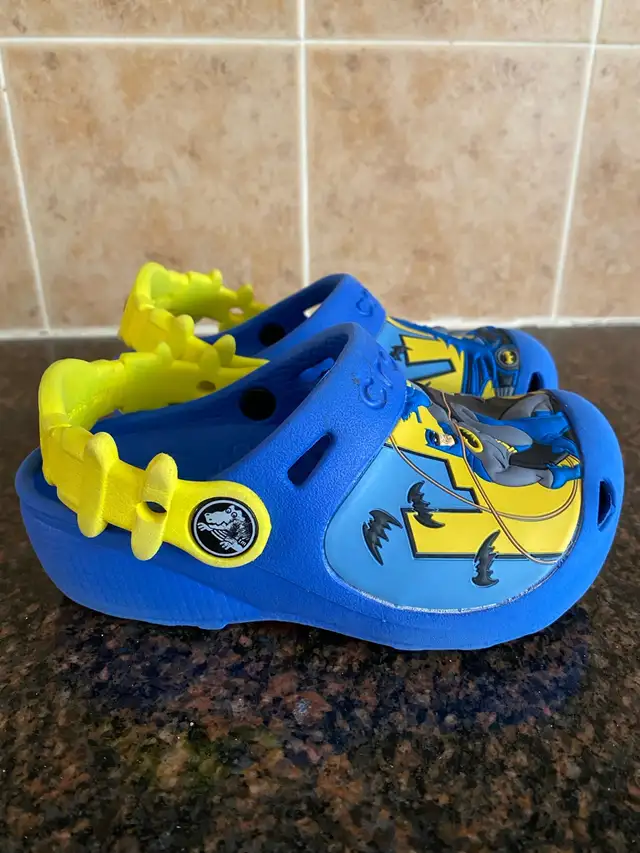Crocs Batman shoes toddler size 8/9 in Kids & Youth in Ottawa - Image 3
