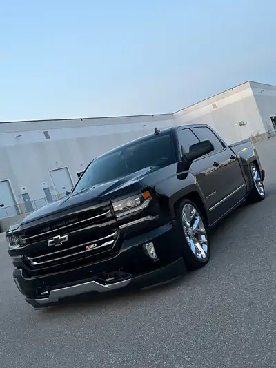 2017 Silverado Z71 LTZ Fully loaded Mint Lowered 106,210kms 30k Cash only no trades.